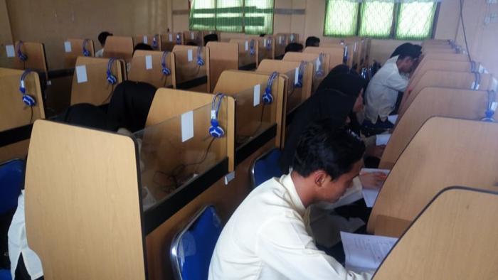 Siswa/i MAN 1 Tanjung Jabung Barat Gunakan Laboratorium Bahasa MAN 1 Tanjung Jabung Barat