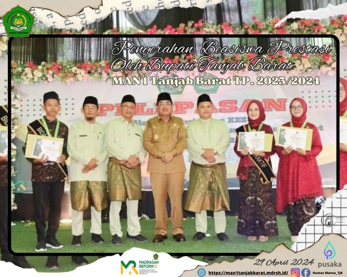 Penyerahan Beasiswa Berprestasi Oleh Bupati Tanjung Jabung Barat 