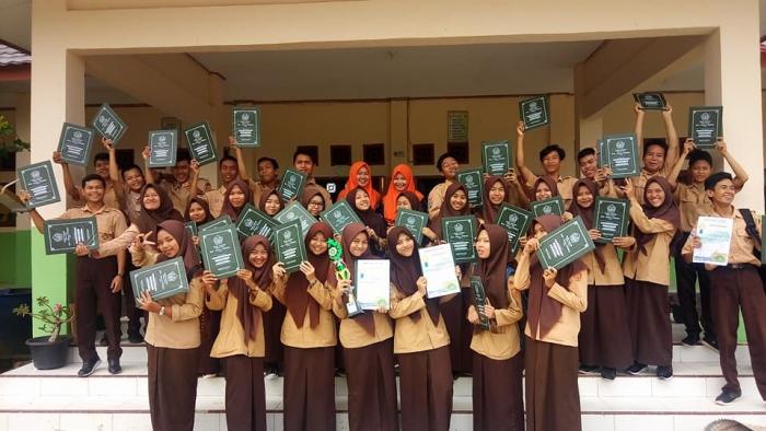 PEMBAGIAN RAPORT MENUTUP PROSES BELAJAR MENGAJAR SEMESTER GENAP PEMBAGIAN RAPORT MENUTUP PROSES BELAJAR MENGAJAR SEMESTER GENAP