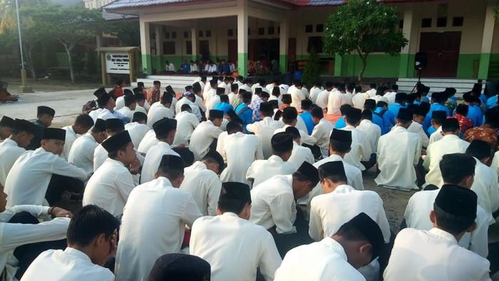 MAN 1 TANJAB BARAT LAKSANAKAN KEGIATAN ANDALAN RUTIN ROHIS 