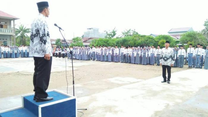 PERINGATAN HGN DAN HUT PGRI KE-73 DI MAN 1 TANJUNG JABUNG BARAT BERJALAN KHIDMAT DAN MERIAH