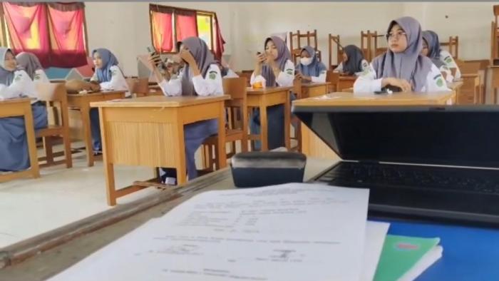 MAN 1 TANJUNG JABUNG BARAT SELESAIKAN UJIAN SEMESTER GENAP MAN 1 TANJUNG JABUNG BARAT SELESAIKAN UJIAN SEMESTER GENAP