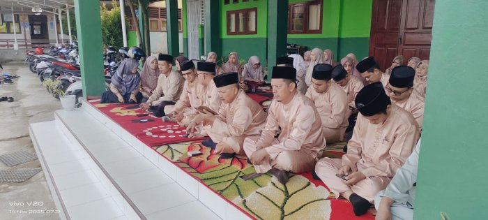 Rohis Jumat Penuh Makna: Lagu Ayah dan Pesan Berbakti dari Wakil Kepala Madrasah Rohis Jumat Penuh Makna: Lagu Ayah dan Pesan Berbakti dari Wakil Kepala Madrasah