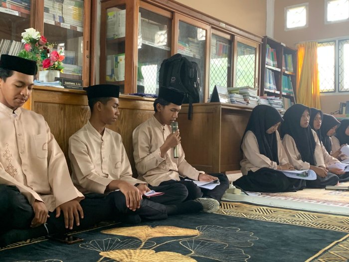 Satu Periode Mengabdi, Sejuta Kenangan Berarti: MAN 1 Tanjab Barat Gelar Pembubaran Organisasi Siswa