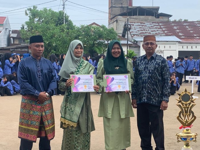 Kepala MAN 1 Tanjung Jabung Barat Serahkan Piagam Penghargaan kepada Guru Berprestasi dalam Penyusunan Perangkat KBC