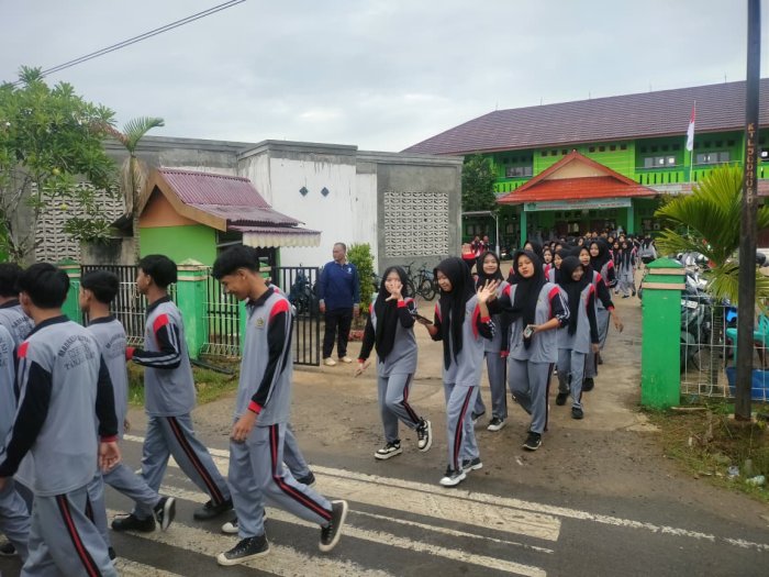 Jalan Sehat Ceria Warnai Pagi  Kamis di MAN 1 Tanjung Jabung Barat
