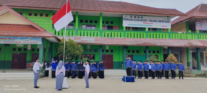 Upacara Hari Pahlawan di MAN 1 Tanjung Jabung Barat: Kobarkan Semangat Juang dalam Pendidikan