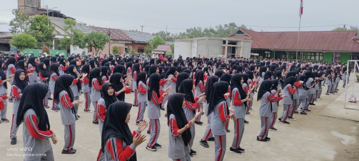 Energi Positif di Halaman Madrasah: Senam Kamis Ceria MAN 1 Tanjung Jabung Barat